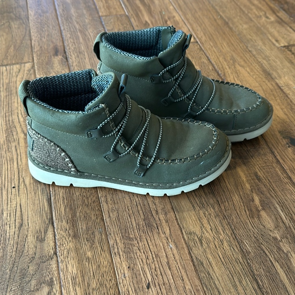 Los Cabos vegan green ankle boots